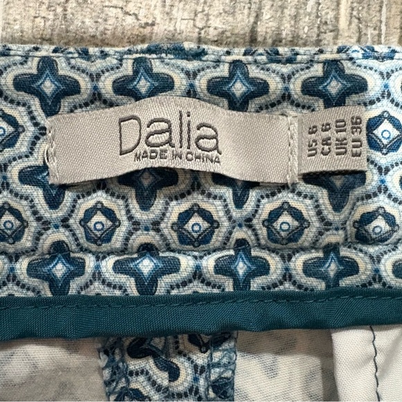 Dalia Women's Mid-Rise Capri Dress Pants Green Blue Teal Geometric Sz 6 Preppy - Picture 2 of 10